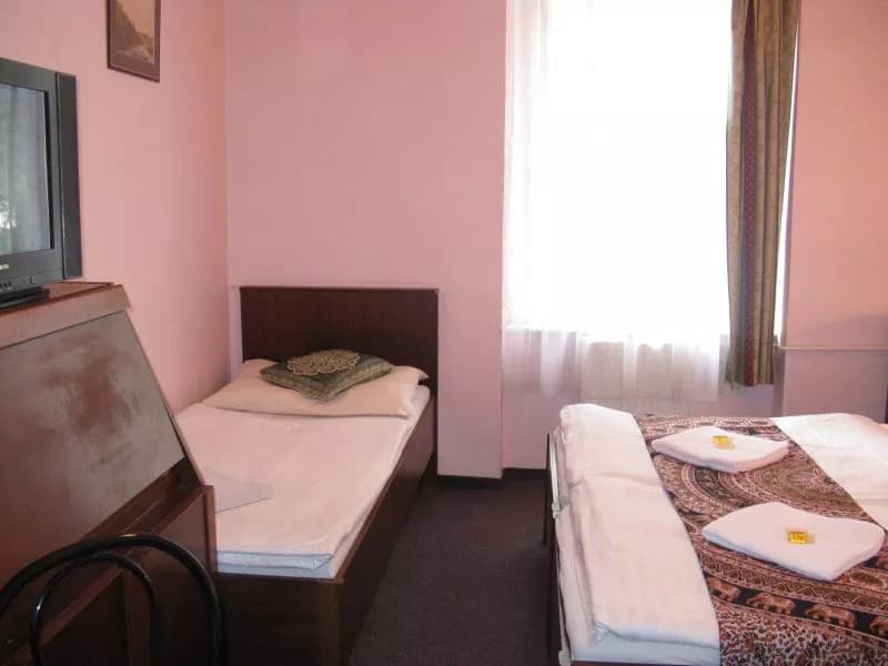 TRIPPLE ROOM
