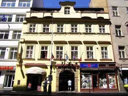U dvou zlatých klíčů, Prague New Town